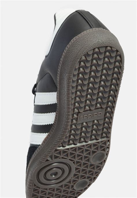 hoe valt adidas sneaker